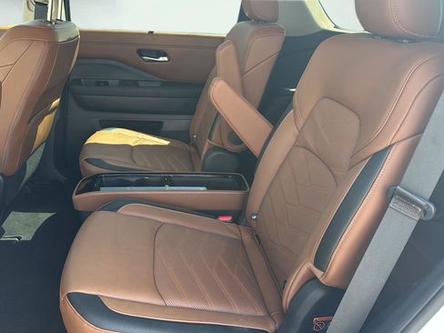 Used 2025 Nissan Pathfinder Platinum AWD/4WD image 3