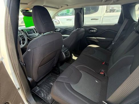 Used 2021 Jeep Cherokee Latitude FWD image 6