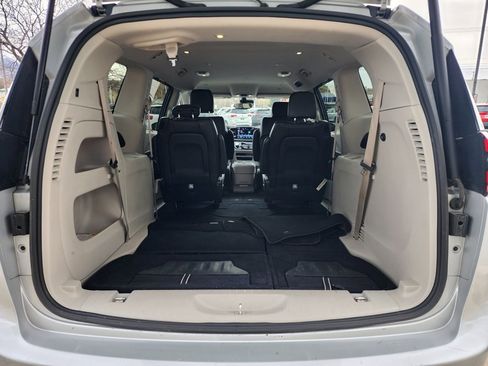 Used 2024 Chrysler Pacifica Touring-L image 18