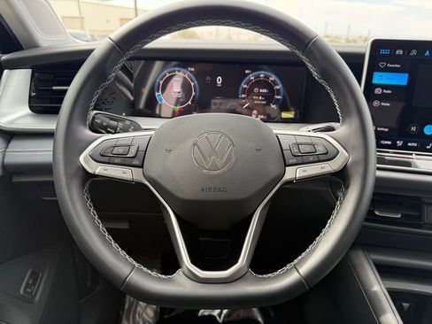 Certified 2025 Volkswagen Tiguan SE FWD image 13