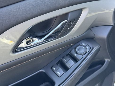 Used 2020 Chevrolet Traverse LT image 15