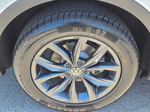 Used 2022 Volkswagen Tiguan SE w/ Panoramic Sunroof Package FWD image 10
