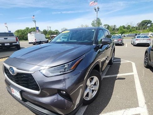 Used 2021 Toyota Highlander LE AWD/4WD image 1