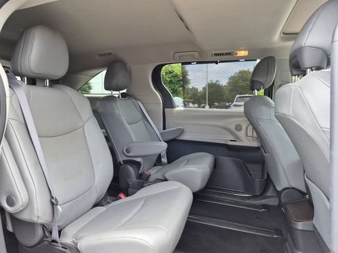 Used 2024 Toyota Sienna XLE FWD image 31