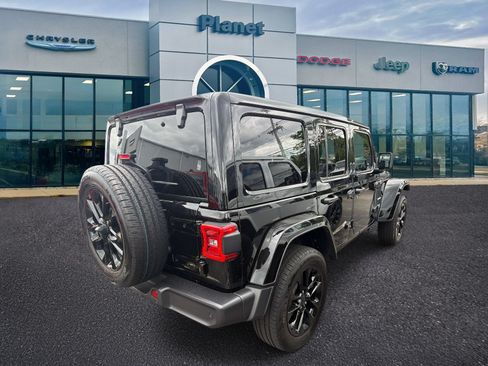 Used 2024 Jeep Wrangler Unlimited Sahara w/ Technology Group AWD/4WD image 2