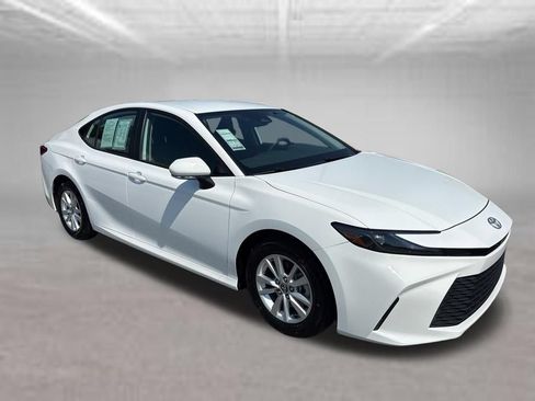 Used 2025 Toyota Camry LE FWD image 4