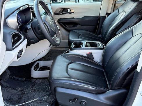 Used 2024 Chrysler Pacifica Touring-L image 13