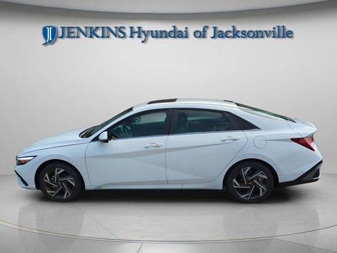 New 2025 Hyundai Elantra SEL image 2