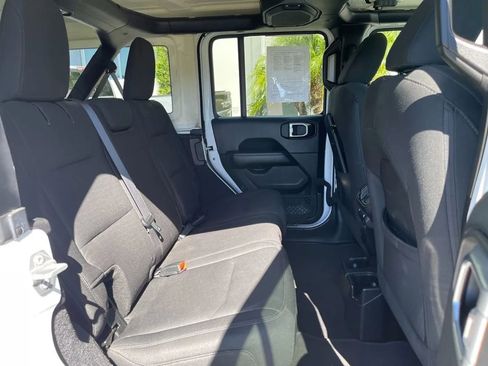 Used 2018 Jeep Wrangler Unlimited Sahara image 20