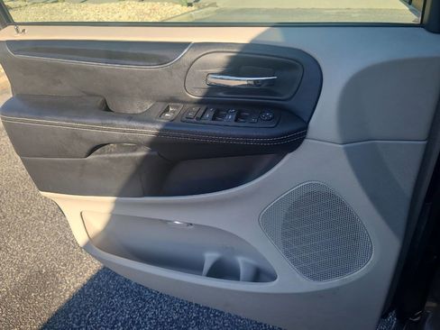 Used 2016 Dodge Grand Caravan SE image 23