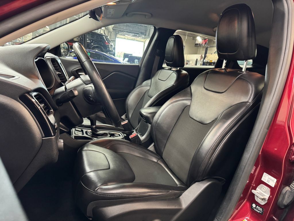 Used 2021 Jeep Cherokee Latitude Plus FWD image 17