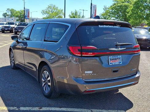 Used 2023 Chrysler Pacifica Touring-L FWD image 4