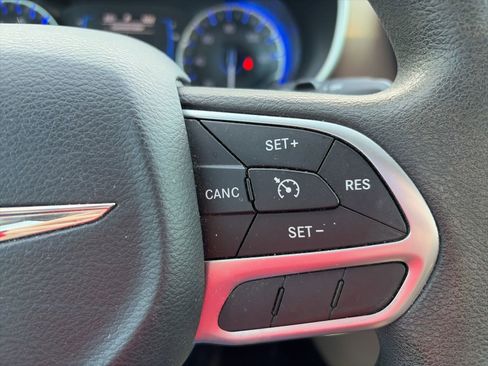 Used 2017 Chrysler Pacifica Touring FWD image 19