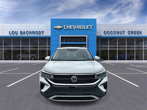 Used 2024 Volkswagen Taos SE image 3