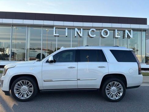 Used 2020 Cadillac Escalade Platinum AWD/4WD image 2