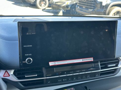 Used 2025 Toyota Sienna XLE w/ XLE Plus Package image 11