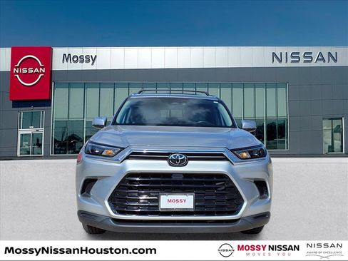 Used 2024 Toyota Grand Highlander XLE image 2