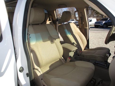 Used 2010 Nissan Frontier SE image 17