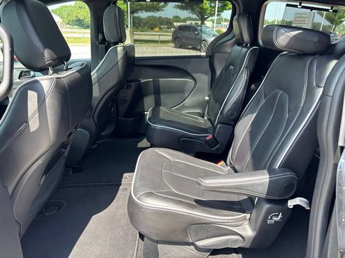 Used 2025 Chrysler Pacifica Limited FWD image 13