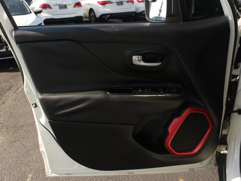 Used 2015 Jeep Renegade Trailhawk AWD/4WD image 13