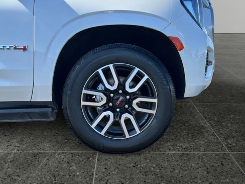 Used 2023 GMC Yukon AT4 w/ Technology Package AWD/4WD image 9