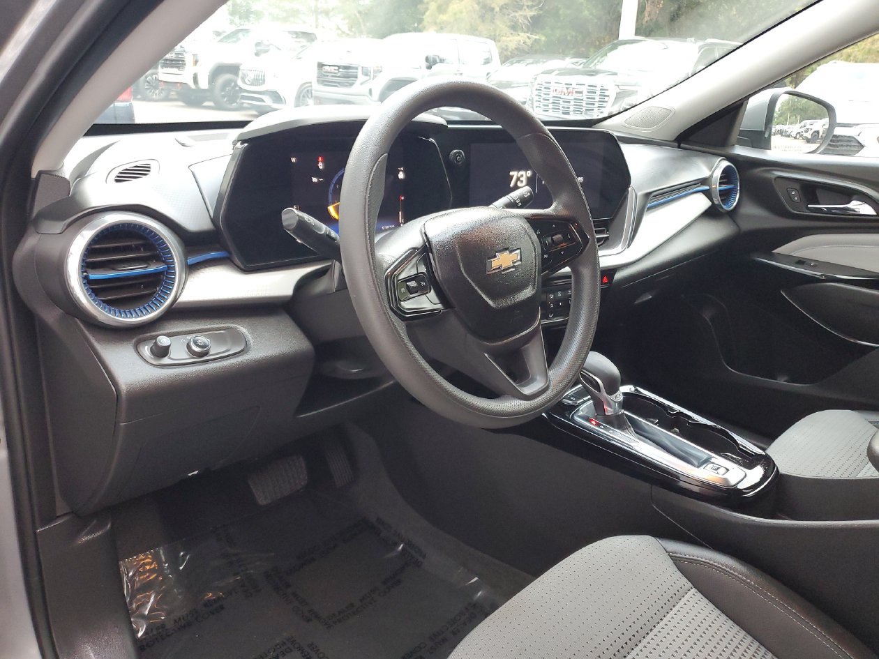 Used 2025 Chevrolet Trax LT FWD image 19