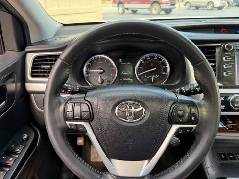 Used 2019 Toyota Highlander XLE AWD/4WD image 18