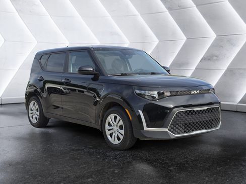 Used 2025 Kia Soul LX FWD image 1