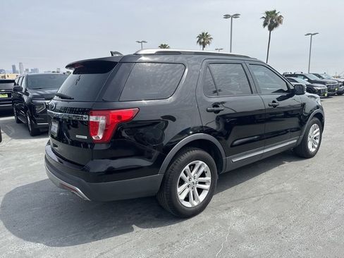 Used 2017 Ford Explorer XLT image 4