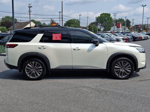Certified 2024 Nissan Pathfinder SL w/ SL Premium Package AWD/4WD image 8