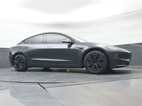 Used 2025 Tesla Model 3 image 32