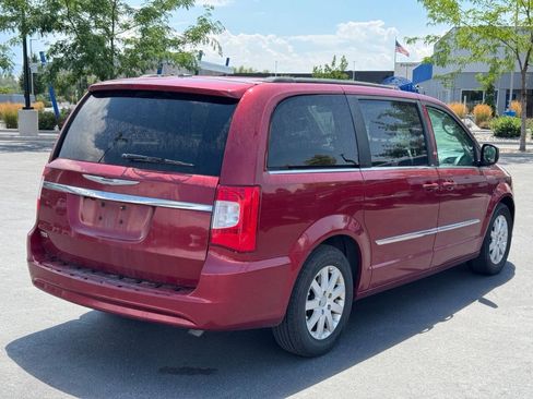 Used 2014 Chrysler Town & Country Touring FWD image 8