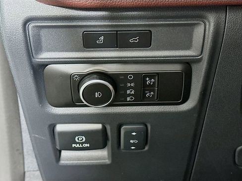 Used 2024 Ford Expedition Limited image 11