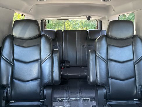 Used 2019 Cadillac Escalade Luxury AWD/4WD image 15