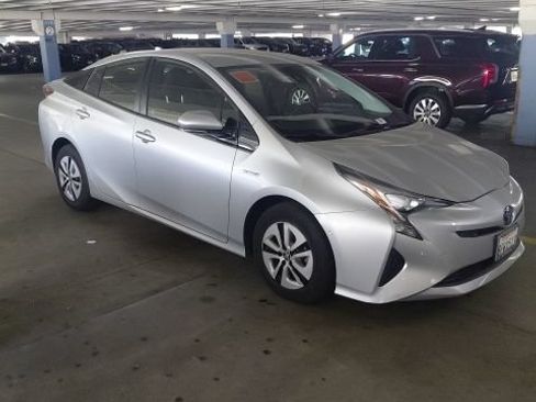Used 2018 Toyota Prius Two w/ Prius Two Safety Plus Package FWD image 1