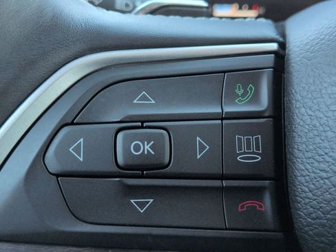 Used 2022 Jeep Grand Cherokee Limited image 23