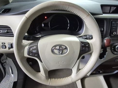 Used 2013 Toyota Sienna XLE image 11