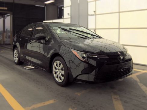 Used 2023 Toyota Corolla LE FWD image 2