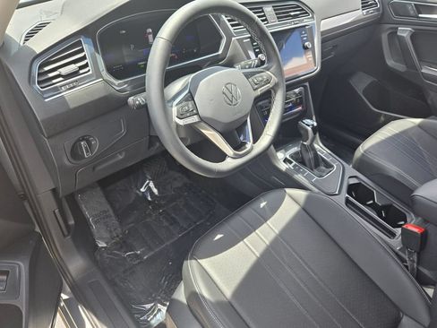 Certified 2023 Volkswagen Tiguan SE FWD image 11