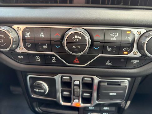 Used 2025 Jeep Gladiator Sport AWD/4WD image 17