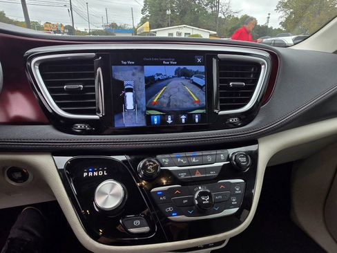 Used 2017 Chrysler Pacifica Limited image 9