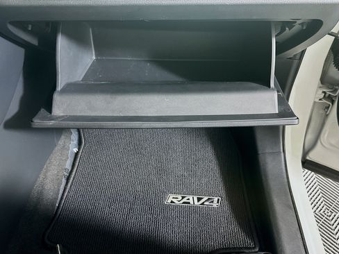 Used 2020 Toyota RAV4 LE FWD image 31