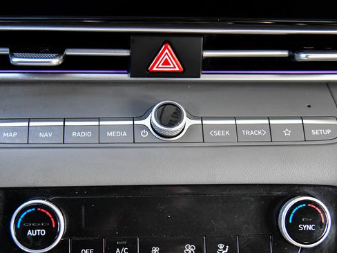 Used 2024 Hyundai Elantra SEL image 23