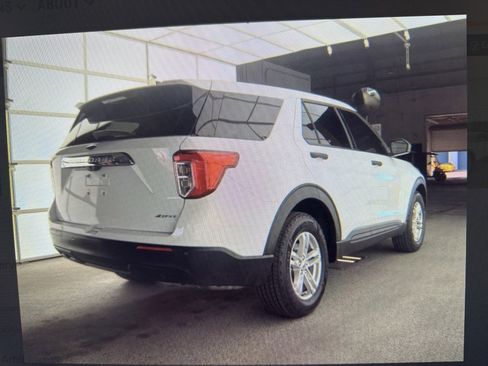 Used 2023 Ford Explorer 4WD image 2