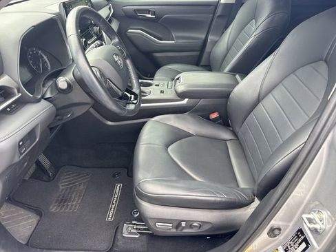 Used 2020 Toyota Highlander XLE FWD image 9