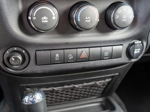 Used 2017 Jeep Wrangler Unlimited Rubicon w/ Connectivity Group image 29