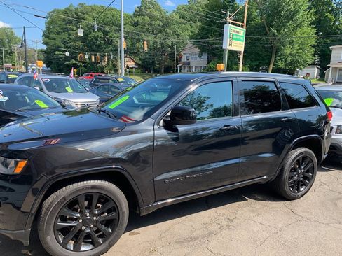 Used 2018 Jeep Grand Cherokee Altitude AWD/4WD image 10