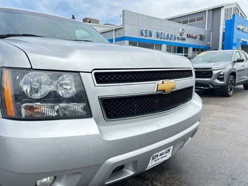 Used 2014 Chevrolet Suburban LT w/ Luxury Package AWD/4WD image 4