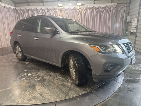 Used 2019 Nissan Pathfinder SV image 3