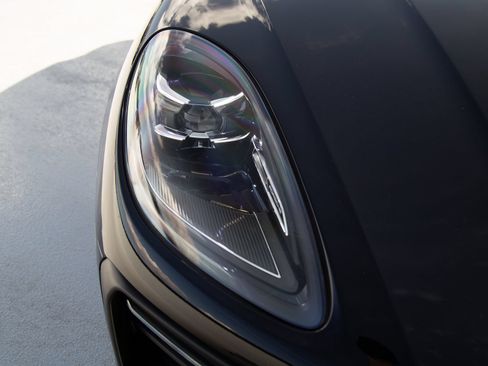 Used 2025 Porsche Macan AWD/4WD image 13